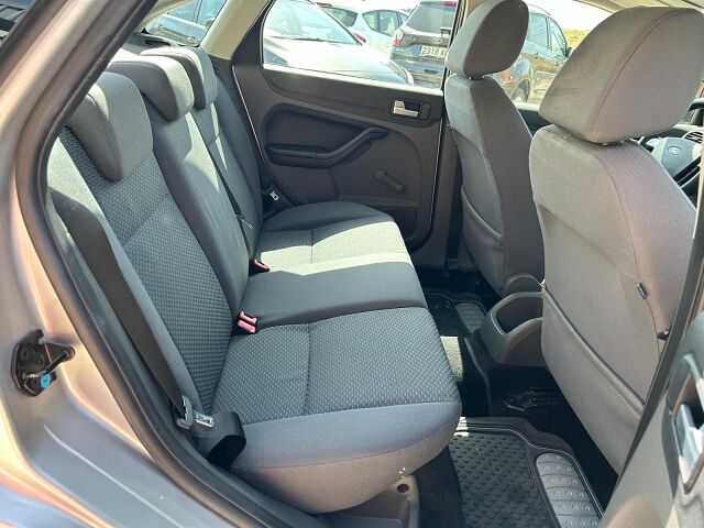 FORD FOCUS TREND 1.6 AUTO SALOON SPANISH LHD IN SPAIN 83000 MILES SUPER 2005